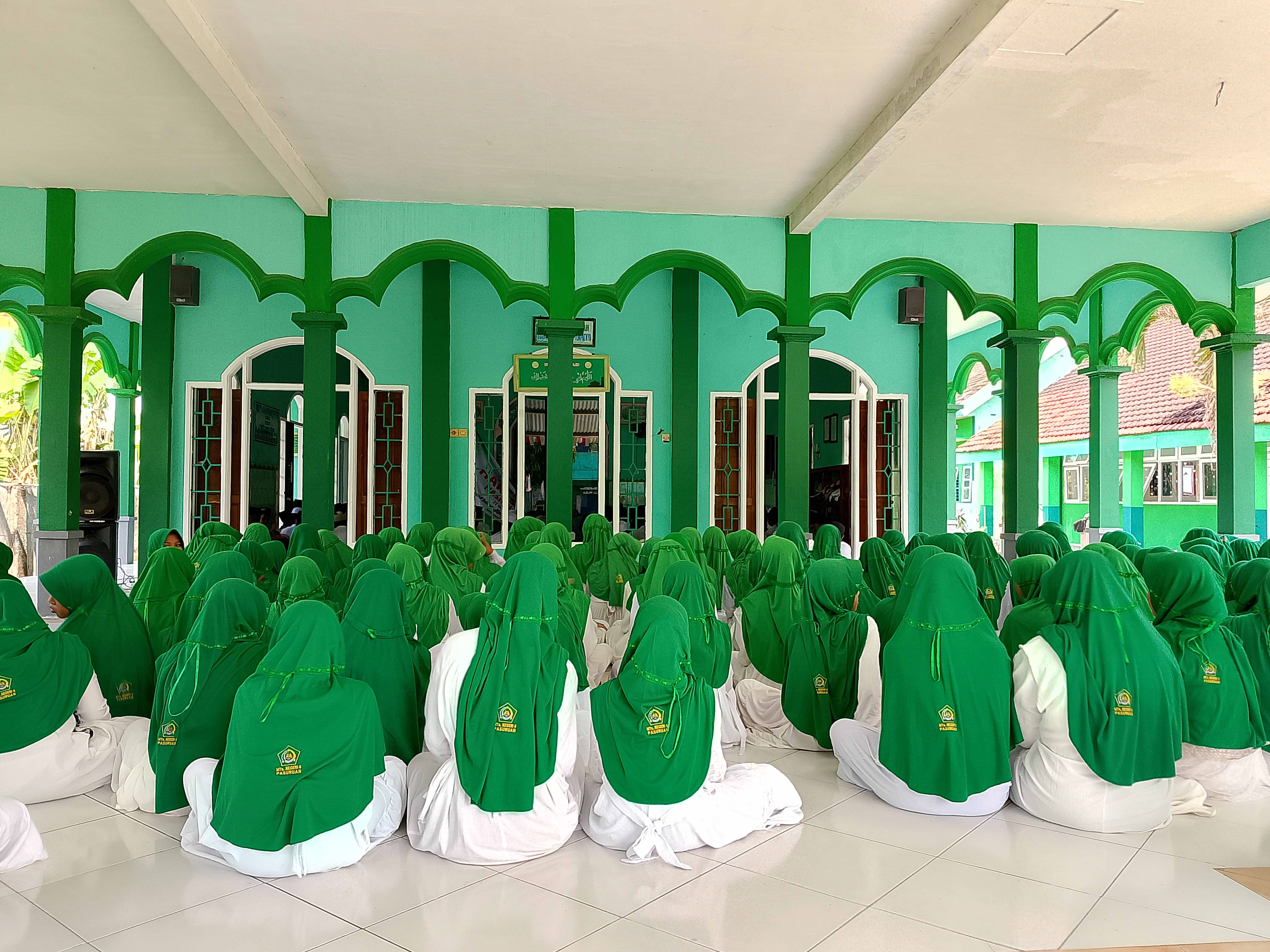 Semangat Santri Jayakan Negeri: MTsN 5 Pasuruan Gelar Apel Hari Santri Nasional 2025