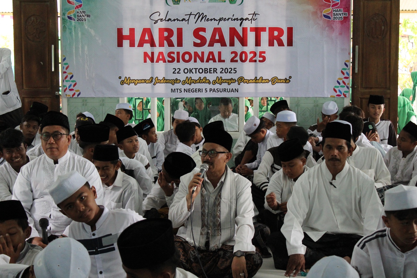 Semangat Santri Jayakan Negeri: MTsN 5 Pasuruan Gelar Apel Hari Santri Nasional 2025