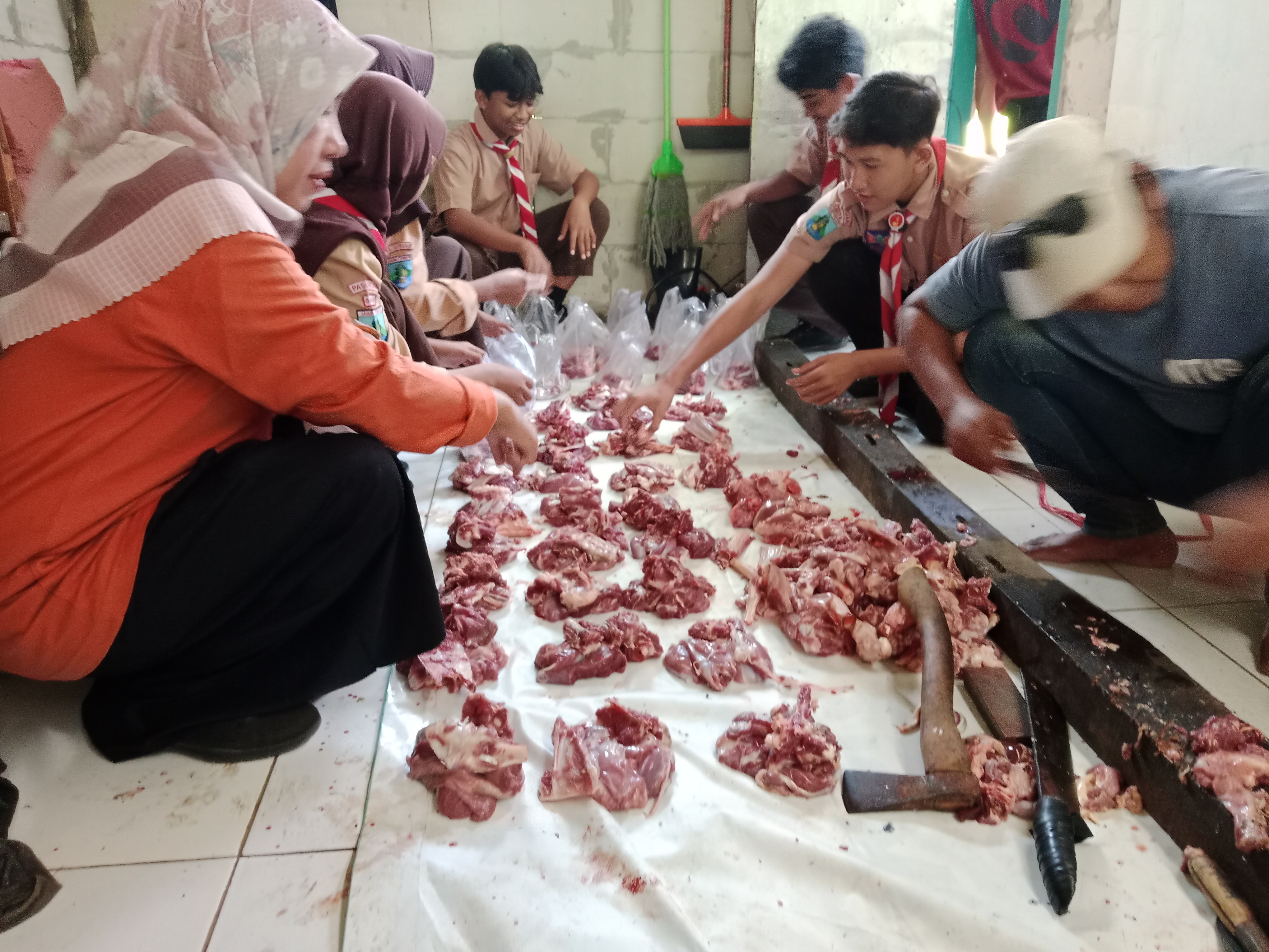 Takbir Bergema di MTsN 5 Pasuruan, Tiga Kambing Dikurbankan untuk Edukasi dan Kepedulian Sosial