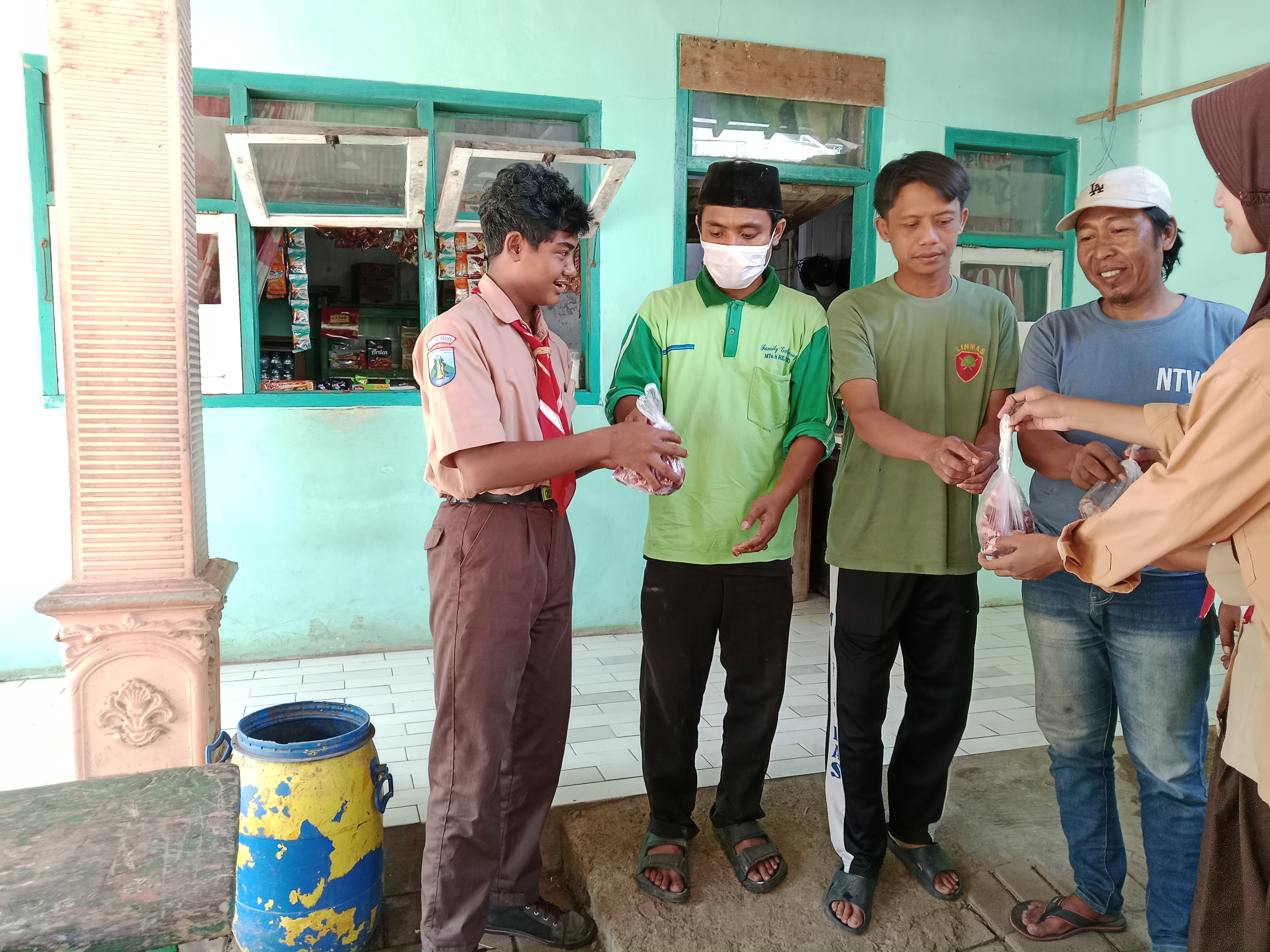 Takbir Bergema di MTsN 5 Pasuruan, Tiga Kambing Dikurbankan untuk Edukasi dan Kepedulian Sosial