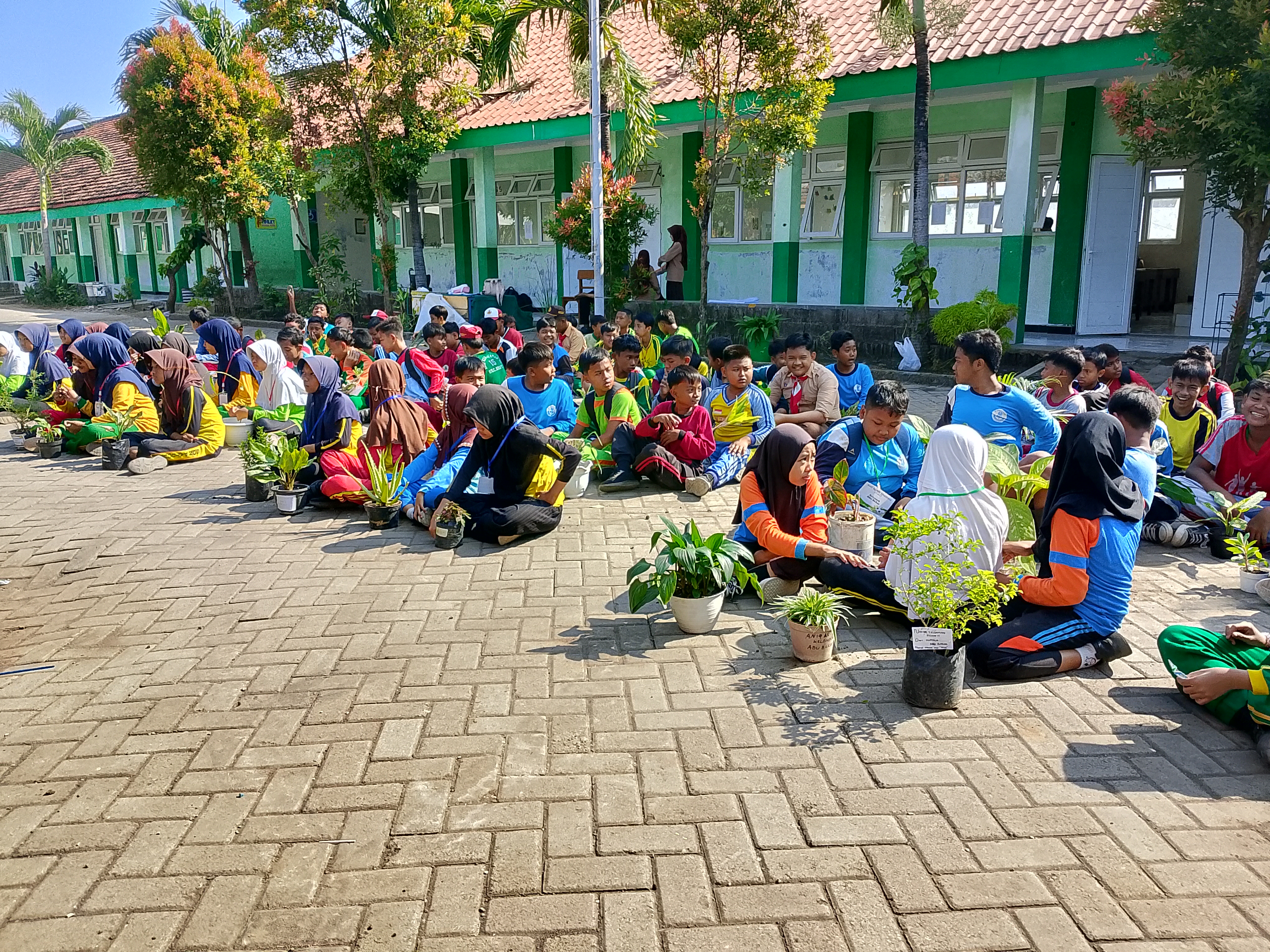 Penanaman Tanaman Hias, Wujud Kepedulian Lingkungan dalam MATSAMA MTsN 5 Pasuruan