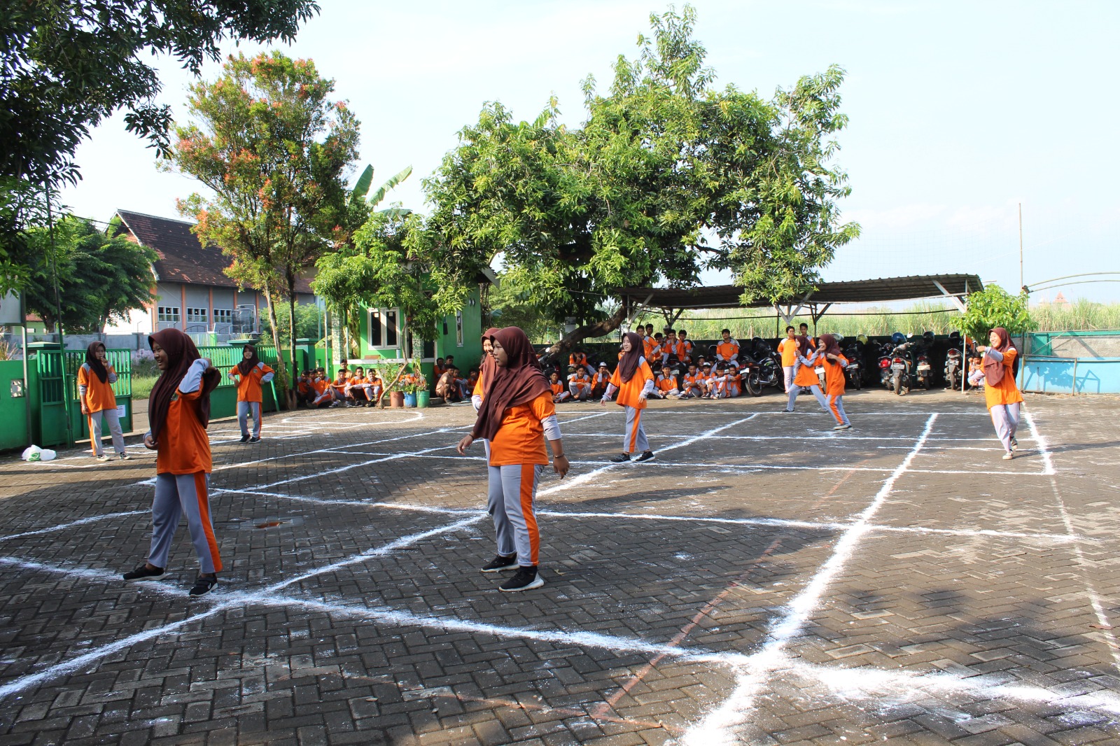 Empon-Empon, Video Edukasi, dan Gobak Sodor Meriahkan Kokurikuler MTsN 5 Pasuruan Empon-Empon, Video Edukasi, dan Gobak Sodor Meriahkan Kokurikuler MTsN 5 Pasuruan